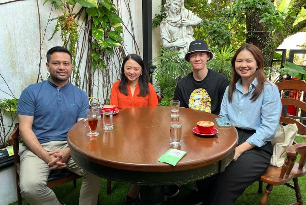 Hannah (dua dari kiri) bersama-sama Stuart (kiri) mengadakan pertemuan dengan Zii Jia pagi tadi.