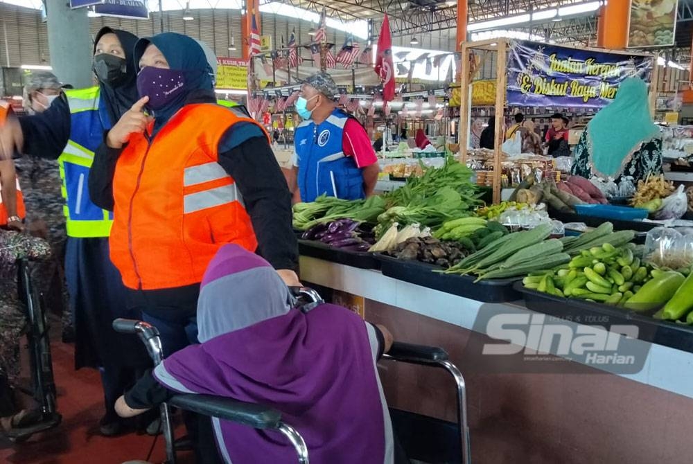 Fatimah duduk di atas kerusi roda ketika ditahan oleh pegawai penguat kuasa JKM di Pusat Transformasi Luar Bandar (RTC), Tunjong pada Sabtu.