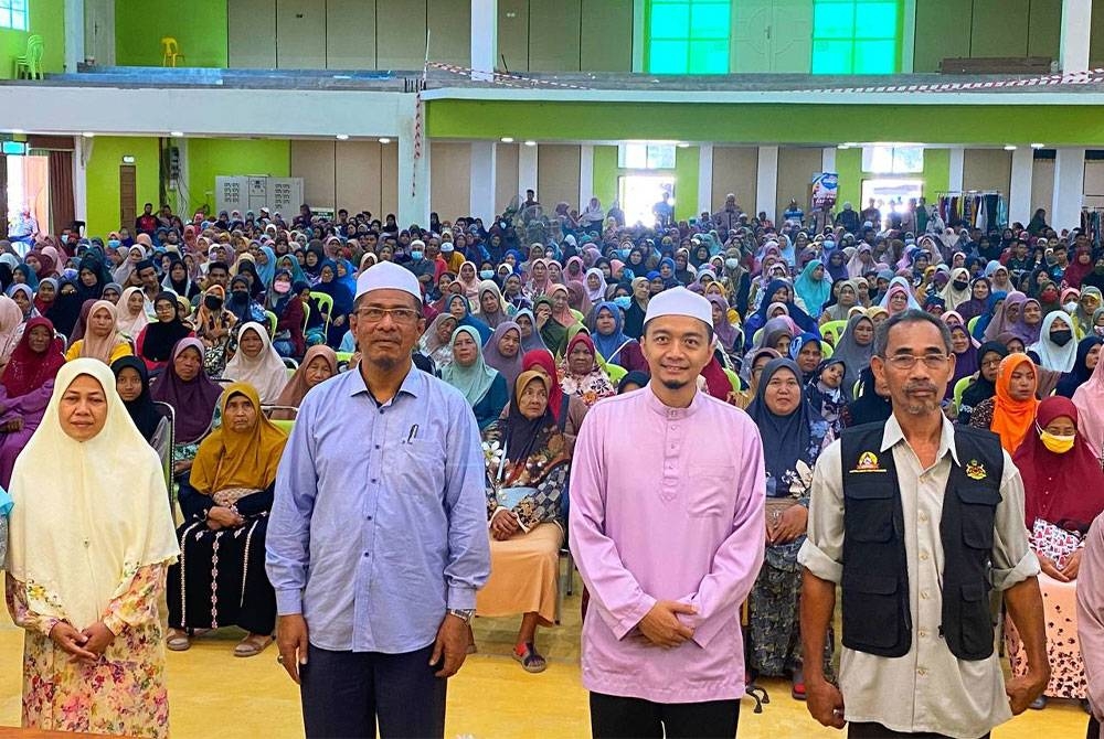 Mohd Syahir (dua dari kanan) dan Mohd Huzaimy (dua dari kiri) pada majlis Himpunan Penerima Skim Kebajikan Dewan Udangan Negeri Pantai Irama di Bachok pada Sabtu.