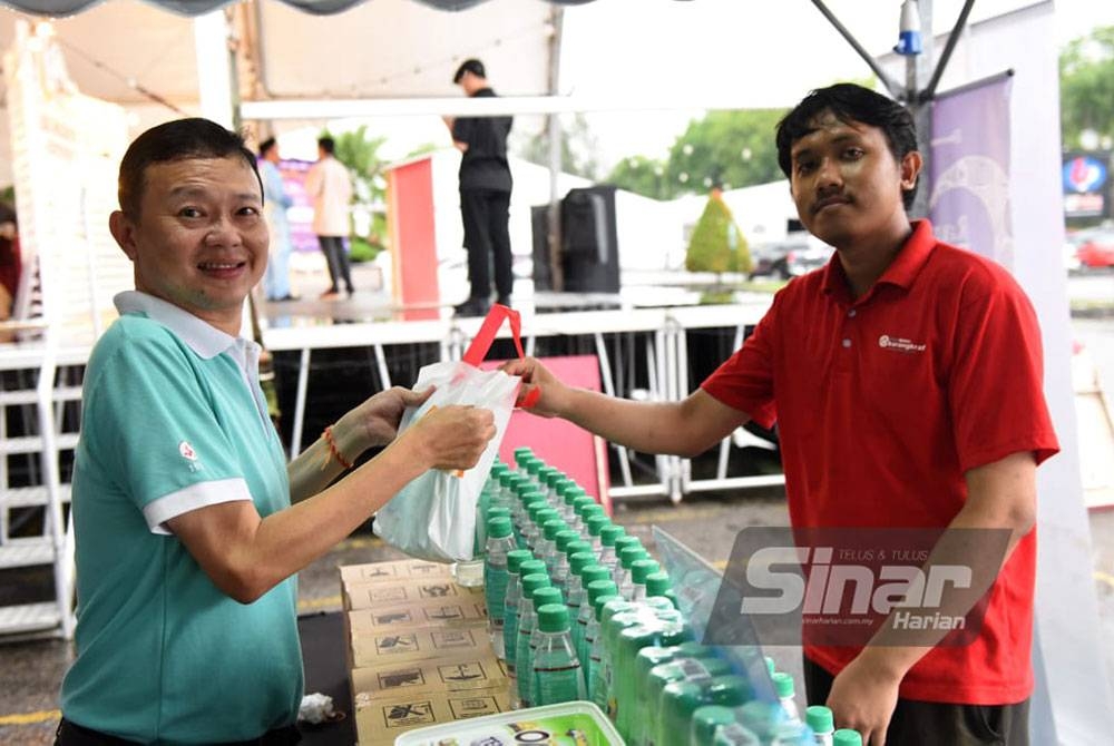 Wen Ken menaja lebih 1,000 produk air penyejuk badan Cap Kaki Tiga dan Cooltopia sempena program Iftar ala Madinah @Karangkraf pada Jumaat.