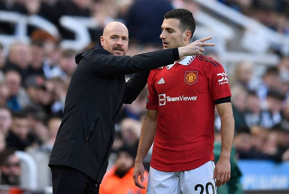 Ten Hag (kiri) memberikan arahan taktikal kepada Diogo Dalot semasa menentang Newcastle United dalam perlawanan Liga Perdana Inggeris di St James&#039; Park pada 2 April lalu. - Foto AFP