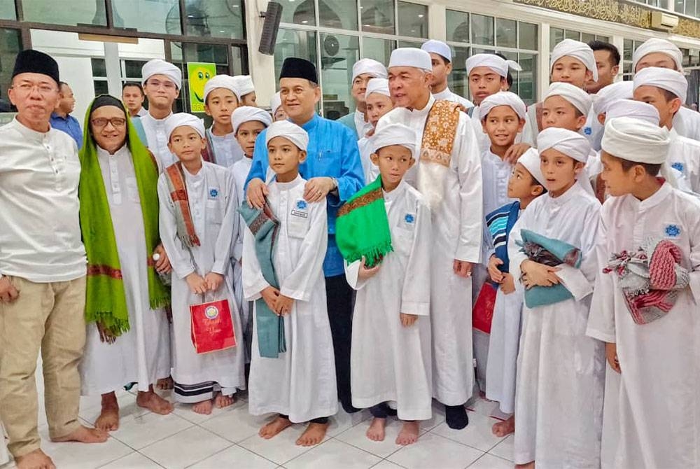 Ahmad Zahid bersama pelajar tahfiz dan anak yatim pada Majlis Santunan Kasih Ramadan Kementerian Kemajuan Desa dan Wilayah Sabah di Masjid Kampung Benoni, Papar.