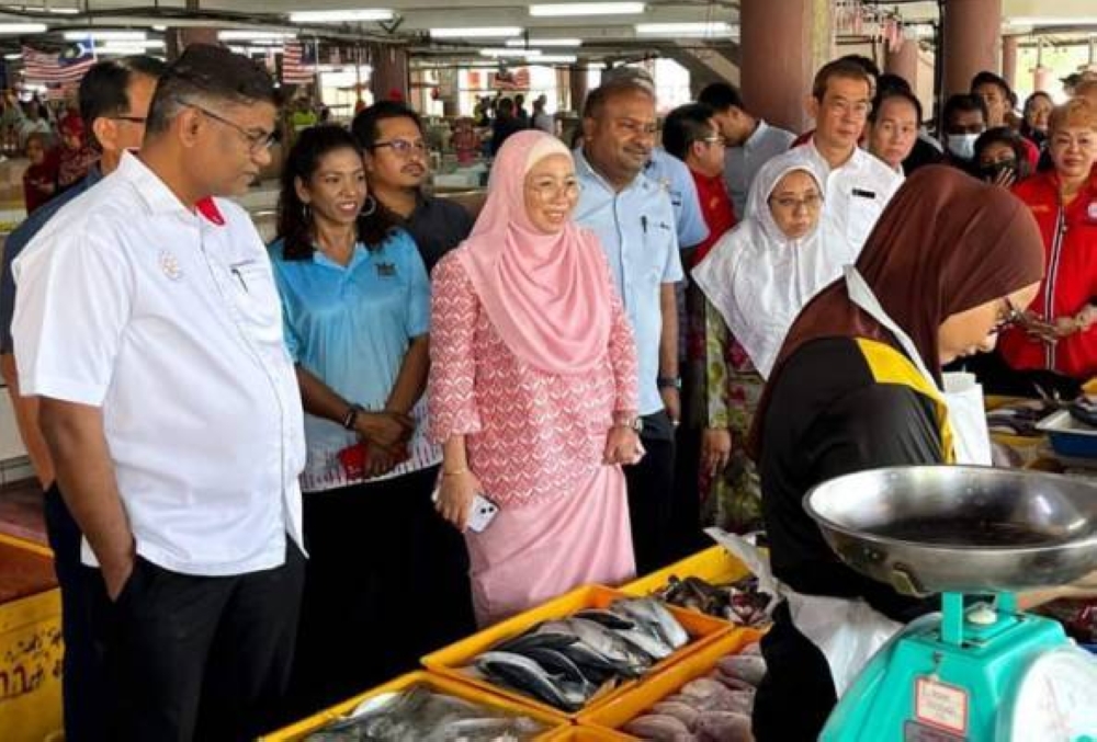 Noraini Roslan (tengah) ketika melakukan pemeriksaan di Pasar Besar Klang. - Foto MPK