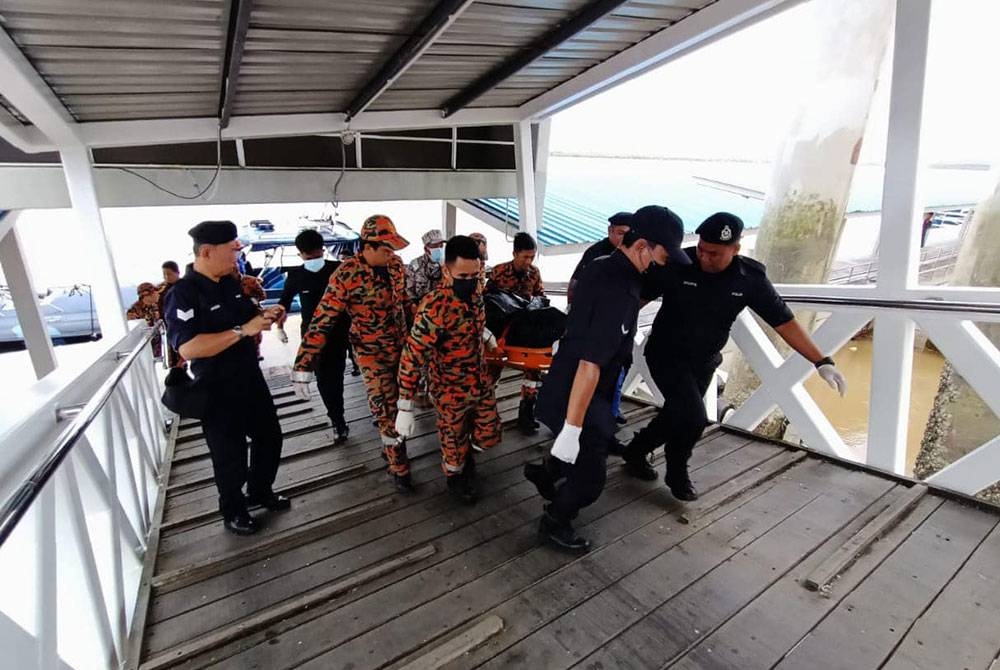 Mayat mangsa diserahkan kepada pihak polis untuk tindakan lanjut. - Foto FB Agensi Penguatkuasaan Maritim Malaysia