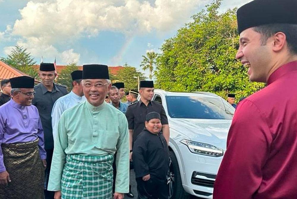 Al-Sultan Abdullah berkenan berangkat ke Majlis Khatam Al-Quran dan Tahlil untuk Almarhum Sultan Ahmad Shah serta Almarhum Sultan Abu Bakar di Masjid Jamek Chenor, Maran pada Sabtu. - Foto Bernama