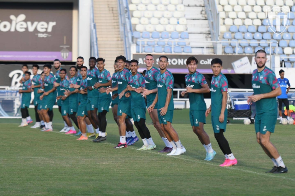 Pemain TFC fokus menjalani latihan sebagai persediaan menentang Kuching City di Stadium Sultan Mizan Zainal Abidin pada Ahad. - Foto: FacebookTerengganu FC