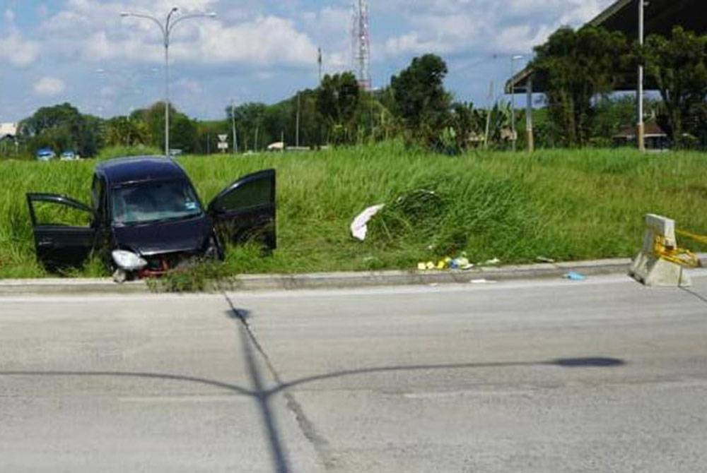 Kereta Perodua Viva dipandu suspek terbabas pada jarak sejauh 400 meter dari lokasi kejadian.