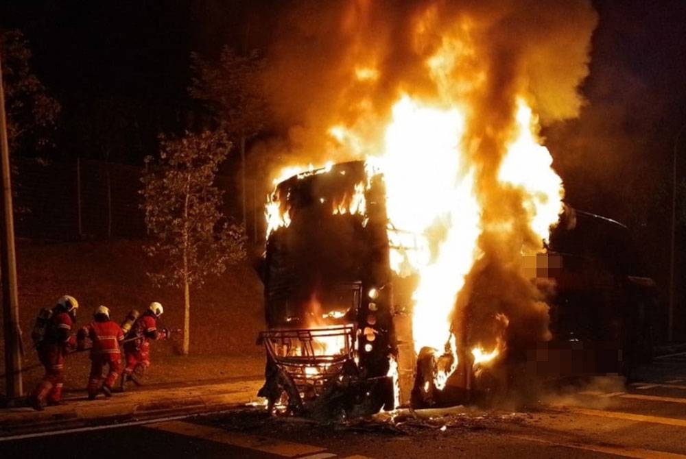 Anggota Bomba dan Penyelamat sedang memadamkan kebakaran sebuah bas ekspres di Jalan Tuanku Abdul Halim pada Sabtu.