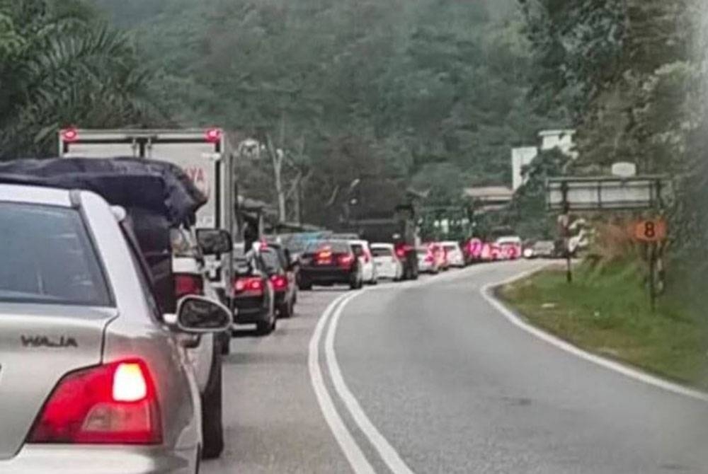 Keadaan trafik sesak yang berlaku pada waktu puncak di Gua Musang