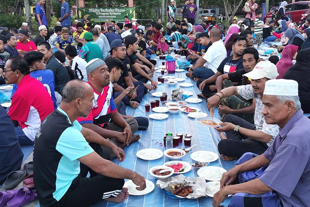 Sebahagian penduduk kampung yang menghadiri Majlis Berbuka Puasa Sekampung di Dataran Tekuk Paku di Kuala Terengganu.