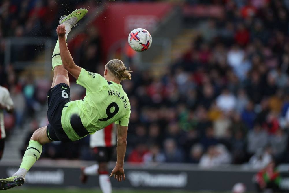 Gol akrobatik Haaland ketika membantu City menewaskan Southampton 4-1 dalam aksi EPL awal pagi Ahad. - Foto AFP