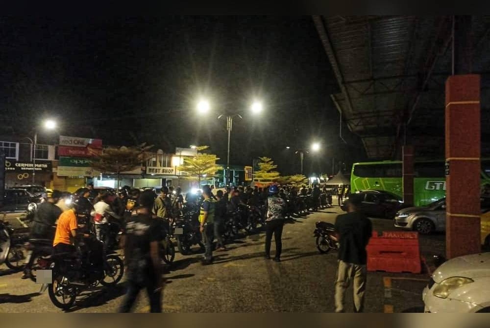 Polis Temerloh menerusi BSPT melakukan operasi di sekitar beberapa lokasi di Temerloh pada awal pagi Ahad.- Foto Ihsan PDRM