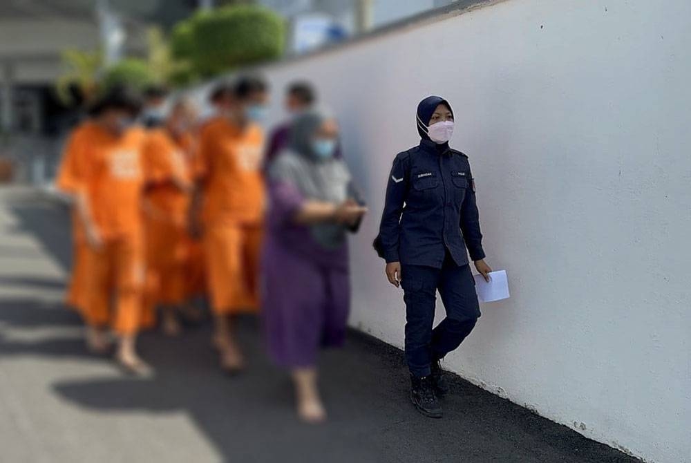 Polis menahan sepasang suami isteri selepas dipercayai terlibat dalam kejadian rogol membabitkan anak perempuan mereka yang berusia 16 tahun sejak tiga tahun lalu.