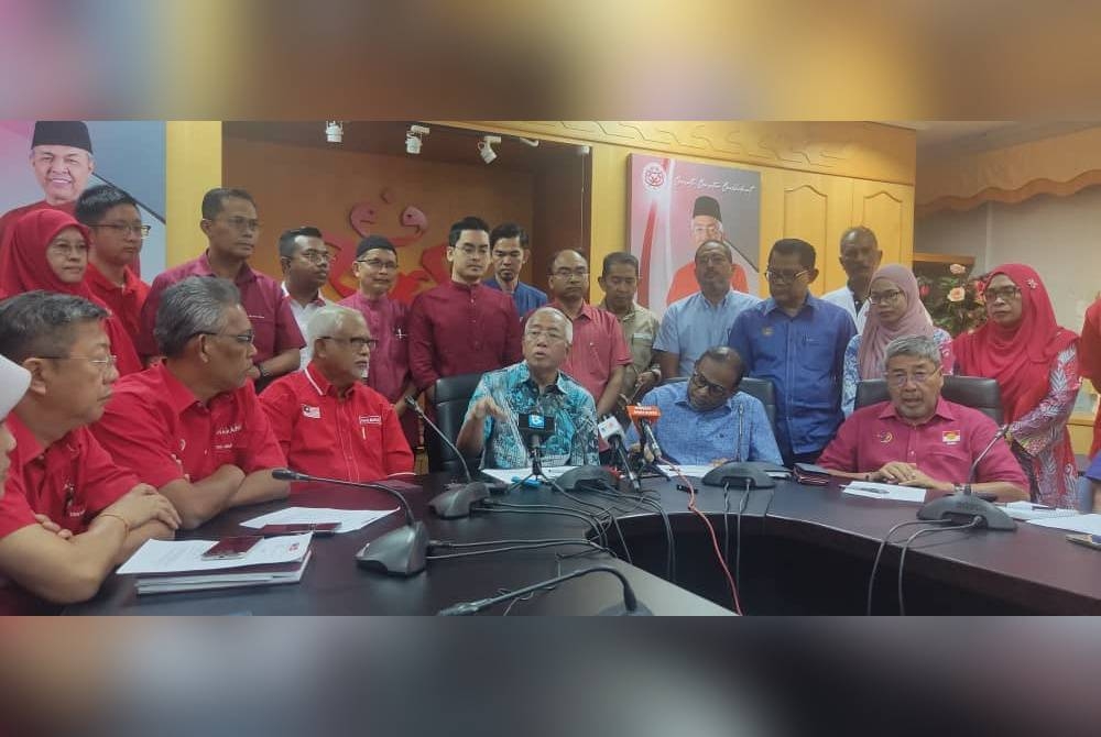 Mahdzir (tengah) pada sidang media selepas Mesyuarat Bersama BN dan PH yang secara rasmi bersetuju membentuk Majlis Pimpinan Perpaduan Negeri Kedah pada Ahad.