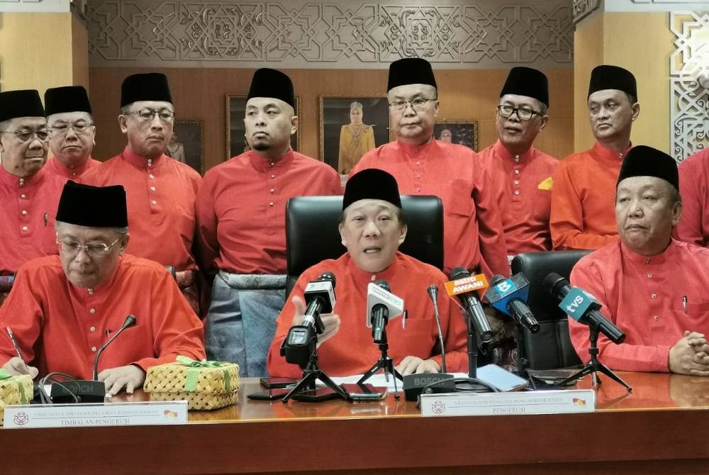 Bung Moktar dalam sidang akhbar di Bangunan UMNO Sabah, Kota Kinabalu.