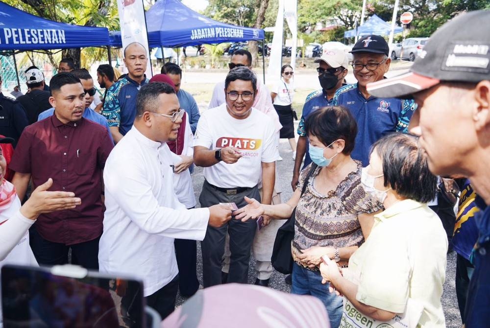 Amirudin mengedarkan kupon PLATS Rahmah kepada pengunjung Bazar Ramadan USJ4 pada Ahad.