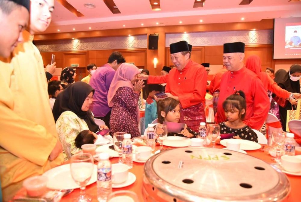 Bung Moktar ketika menyampaikan sumbangan kepada anak yatim pada majlis berbuka puasa Jawatankuasa Badan Perhubungan UMNO Sabah di bangunan UMNO Sabah Kota Kinabalu.