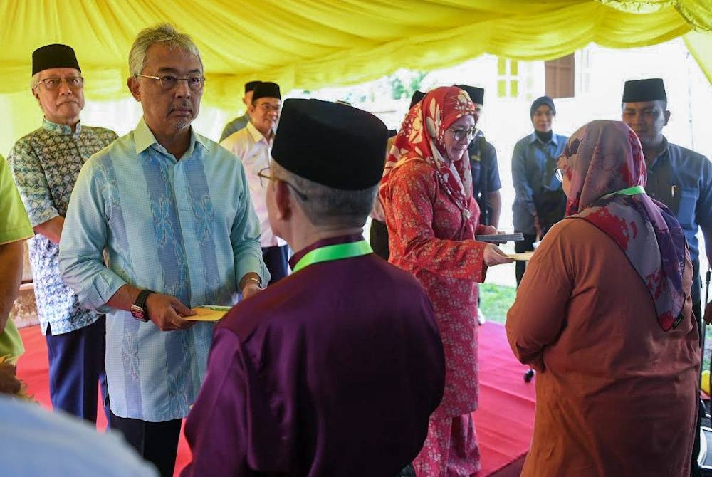 Yang di-Pertuan Agong Al-Sultan Abdullah Ri&#039;ayatuddin Al-Mustafa Billah Shah dan Raja Permaisuri Agong Tunku Azizah Aminah Maimunah Iskandariah berkenan mengurniakan sumbangan kepada golongan yang memerlukan pada Majlis Pengurniaan Sumbangan kepada Asnaf dan Miskin Tanah Kesultanan Pekan di Istana Mangga Tunggal. - Foto Bernama