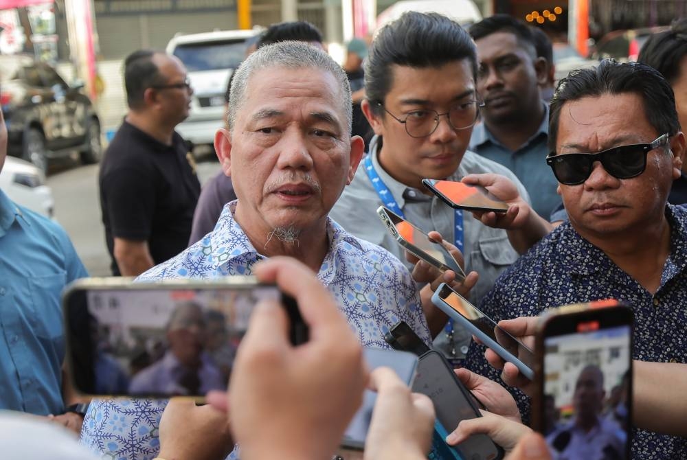 Timbalan Perdana Menteri Datuk Seri Fadillah Yusof pada temu bual bersama para pengamal media selepas menghadiri Program Agihan Bubur Lambuk dan Sumbangsih Ramadan Media Sarawak dan Liansin 2023. - Foto Bernama