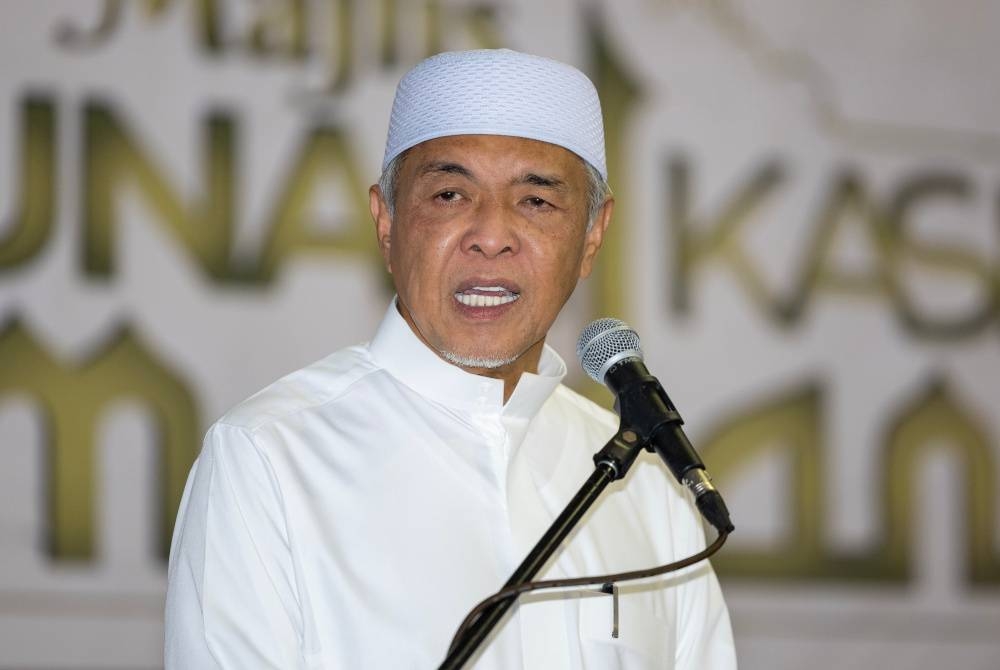 Ahmad Zahid menyampaikan ucapan pada majlis Santunan Kasih Ramadan KKDW di Pusat Transformasi ilmu Bukit Tiui. - Foto Bernama