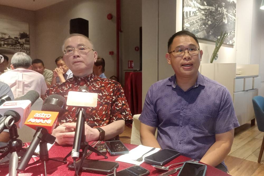 Tian Soon (kanan) dan Ka Siong pada sidang akhbar Majlis Berbuka Puasa MCA Bersama Pengamal Media di sebuah hotel di Johor Bahru pada Ahad.