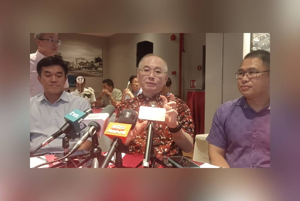 Ka Siong (tengah) pada sidang akhbar Majlis Berbuka Puasa Bersama Pengamal Media di sebuah hotel di Johor Bahru pada Ahad.