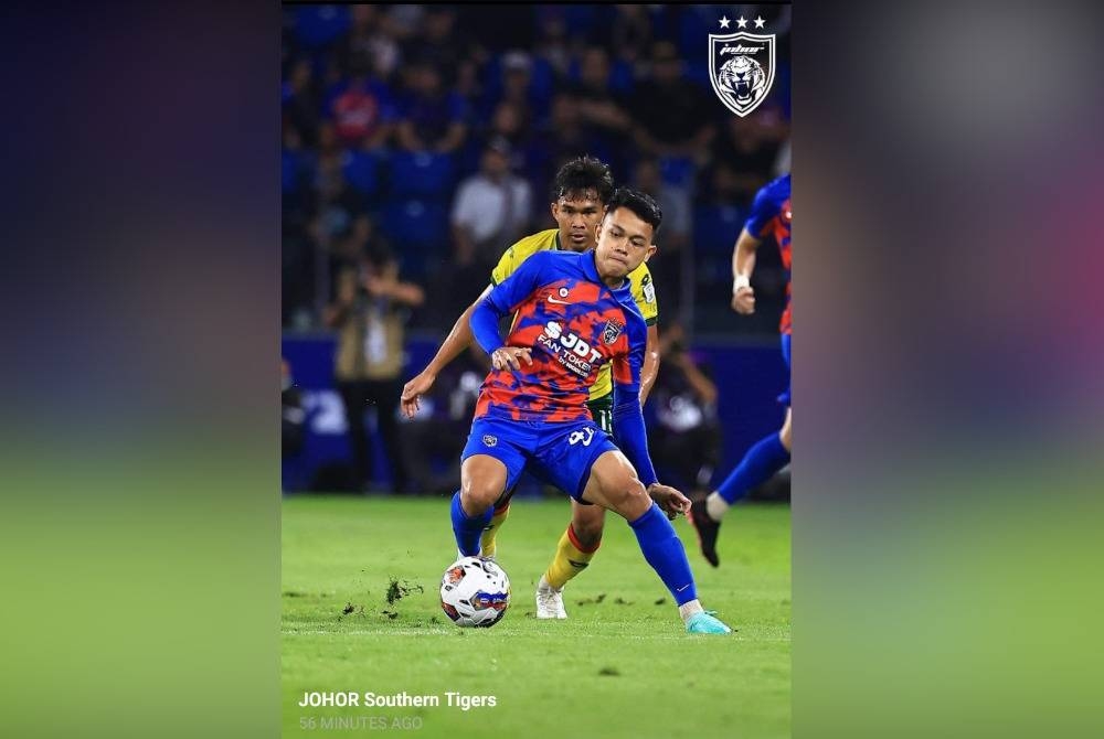 Pemain JDT, Arif Aiman Hanapi mengawal bola walaupun diasak pemain KDA FC, malam tadi.