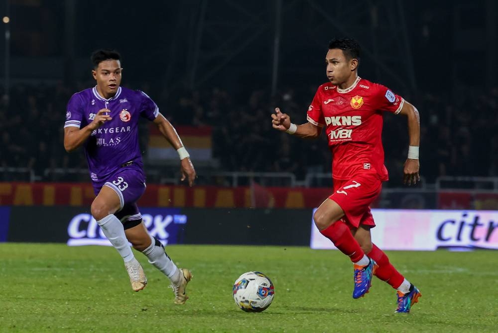 Faisal Halim (kanan) diasak pemain Kelantan, pada perlawanan Liga Super di Stadium MBPJ, Petaling Jaya.