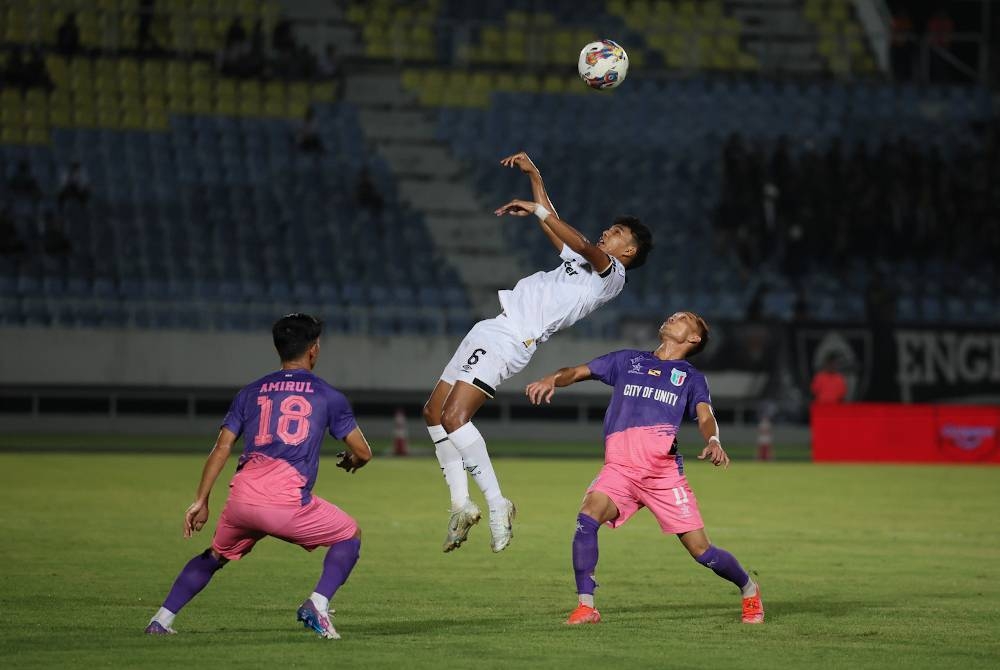 Pemain TFC, Muhammad Azam Azmi Murad (tengah) diasak oleh pemain KCFC pada saingan Liga Super 2023 di Stadium Sultan Mizan Zainal Abidin, Gong Badak malam Ahad. - Foto Bernama