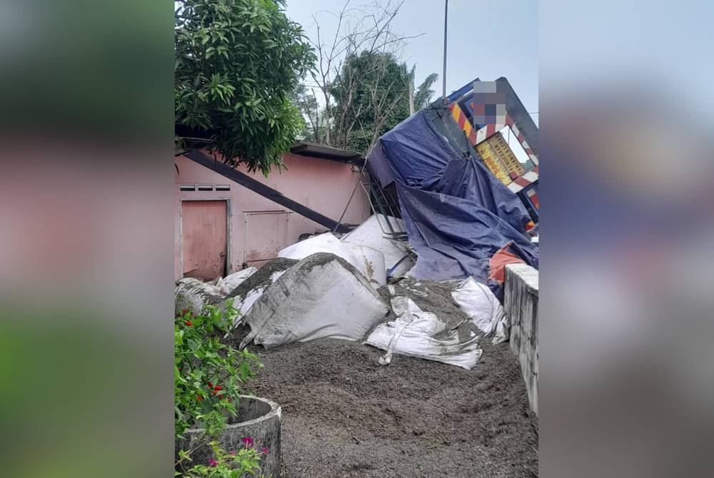 Keadaan rumah Nurul di Kampung Ulu Pulai yang dirempuh lori treler pada Jumaat.