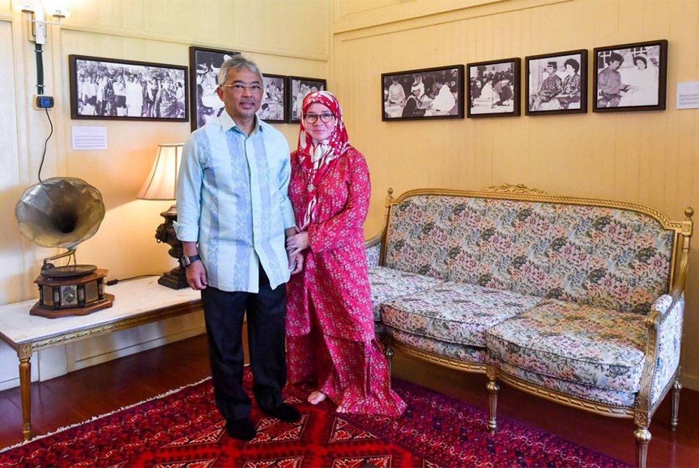 Al-Sultan Abdullah dan Tunku Azizah Aminah meluangkan masa lebih setengah jam melawat Istana Mangga Tunggal.