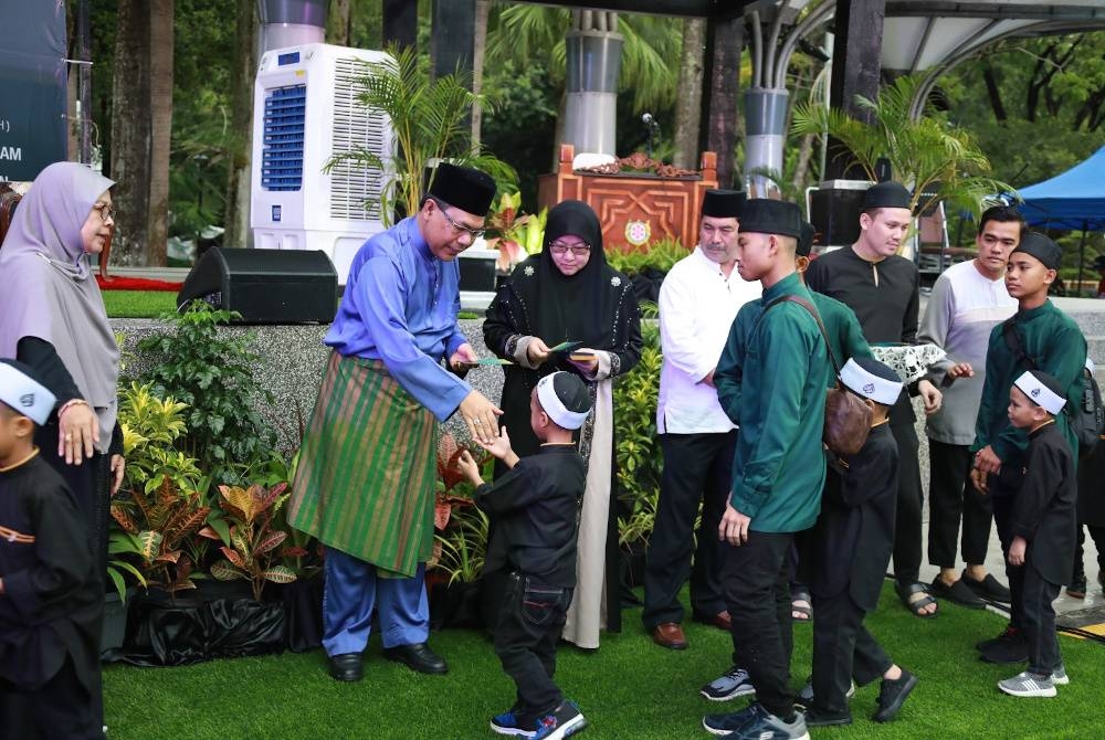 Majlis penyerahan sumbangan kepada anak yatim dari rumah anak yatim tersebut disempurnakan Datuk Bandar Shah Alam, Dr Nor Fuad Abdul Hamid.