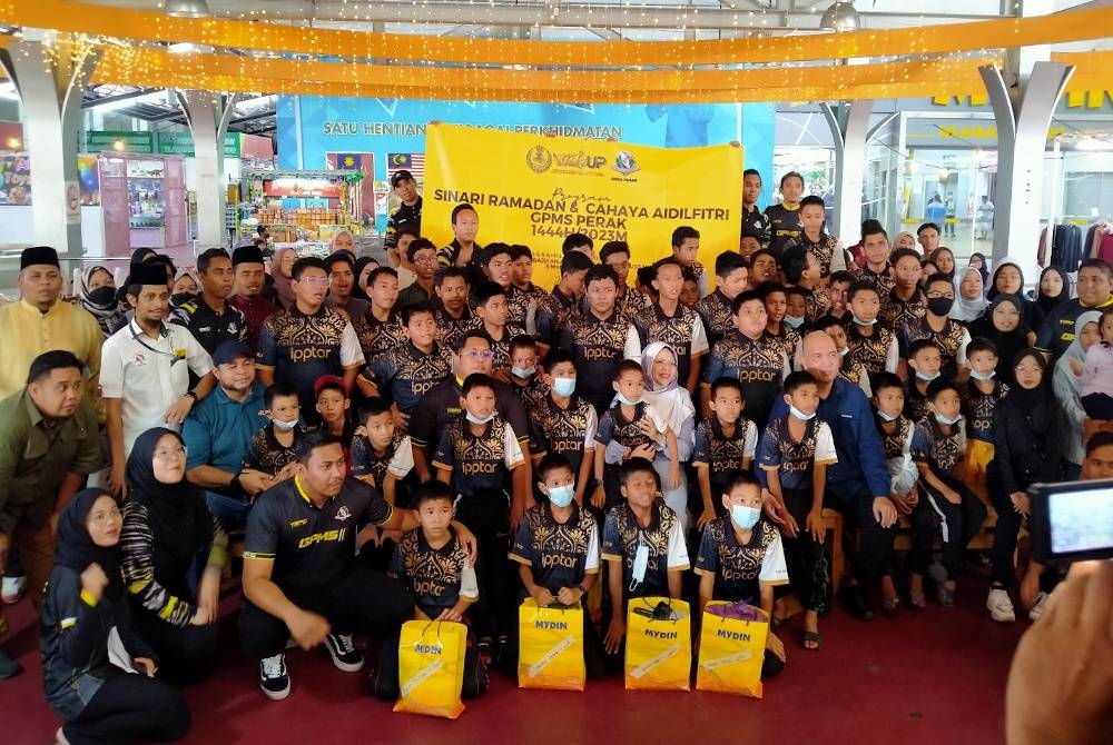 Salbiah (tengah) bersama-sama penerima sumbangan serta pemimpin GPMS Perak ketika Program Sinari Ramadan dan Cahaya Aidilfitri Gabungan Pelajar Melayu Semenanjung (GPMS) Perak di Mydin RTC Perak di sini pada Ahad.