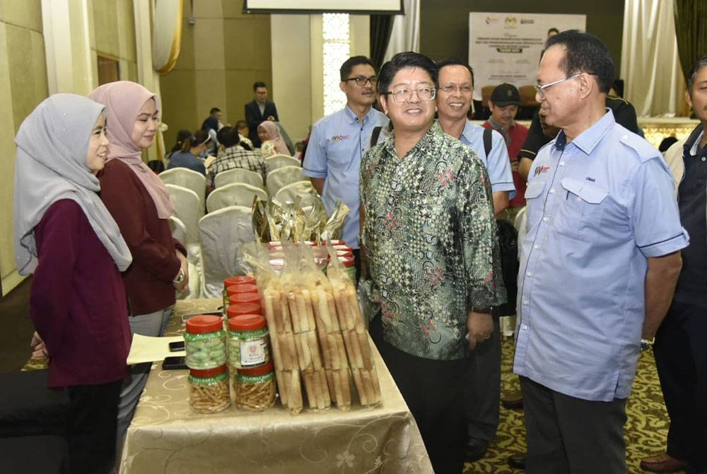 Ewon (dua dari kanan) ketika melawat pameran selepas menghadiri program pemantapan rangkaian perniagaan sektor pemborongan dan peruncitan koperasi peringkat Sabah di Kota Kinabalu.