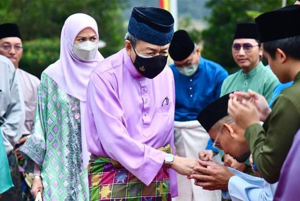 Sultan Sharafuddin diiringi Tengku Permaisuri Norashikin. Gambar Facebook Selangor Royal Office pada Ahad.