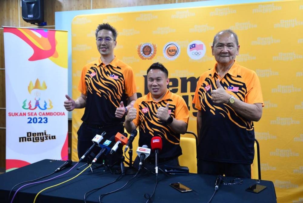 Kin Wai (tengah) ketika sidang media di Bukit Jalil, Kuala Lumpur pada Isnin. - Foto MSN