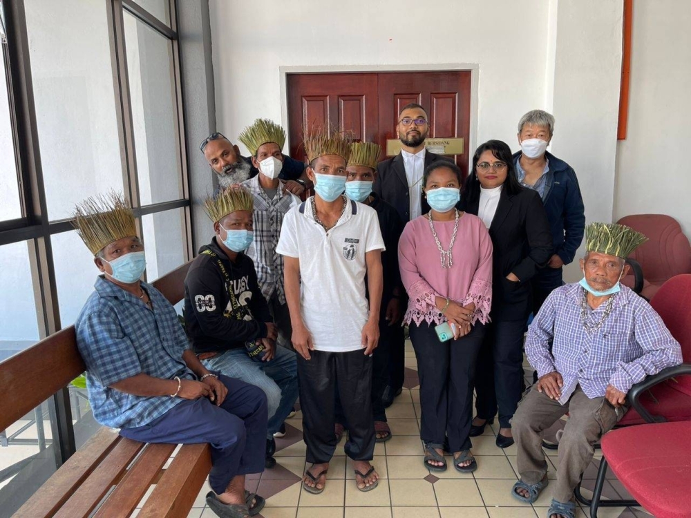 Penduduk Orang Asli Kampung Tasik Asal Cunex, Gerik tiba di Mahkamah Tinggi Taiping untuk perbicaraan tuntutan saman sivil terhadap kerajaan Perak pada Isnin. 