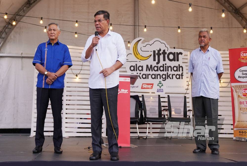 Saifuddin Nasution (tengah) ketika memberi tazkirah di dataran Kompleks Kumpulan Karangkraf pada Isnin.