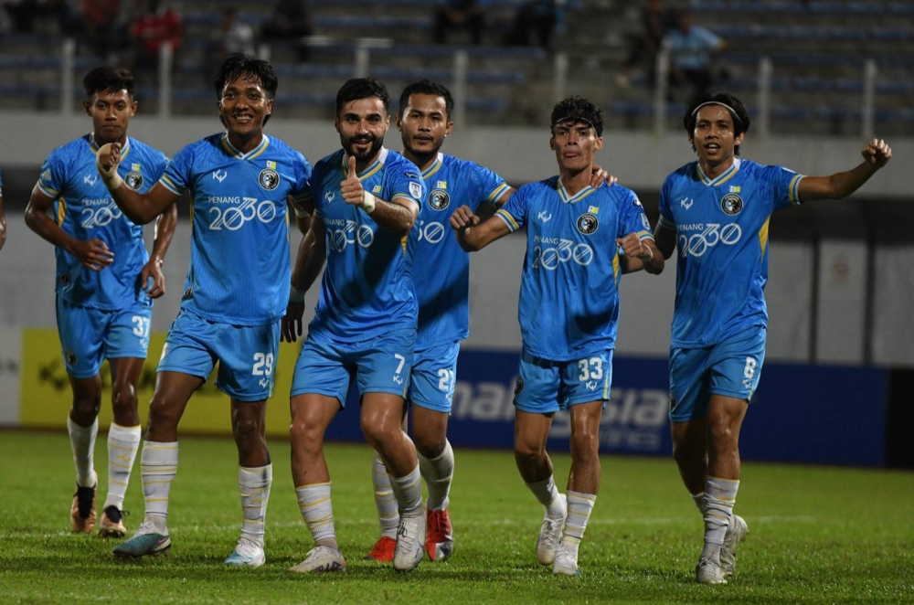 Soony Saad (tiga, kiri) meraikan jaringan bersama rakan sepasukan ketika menentang PDRM FC pada perlawanan Liga Super di Stadium Bandaraya, Pulau Pinang pada Ahad. - Foto: Bernama