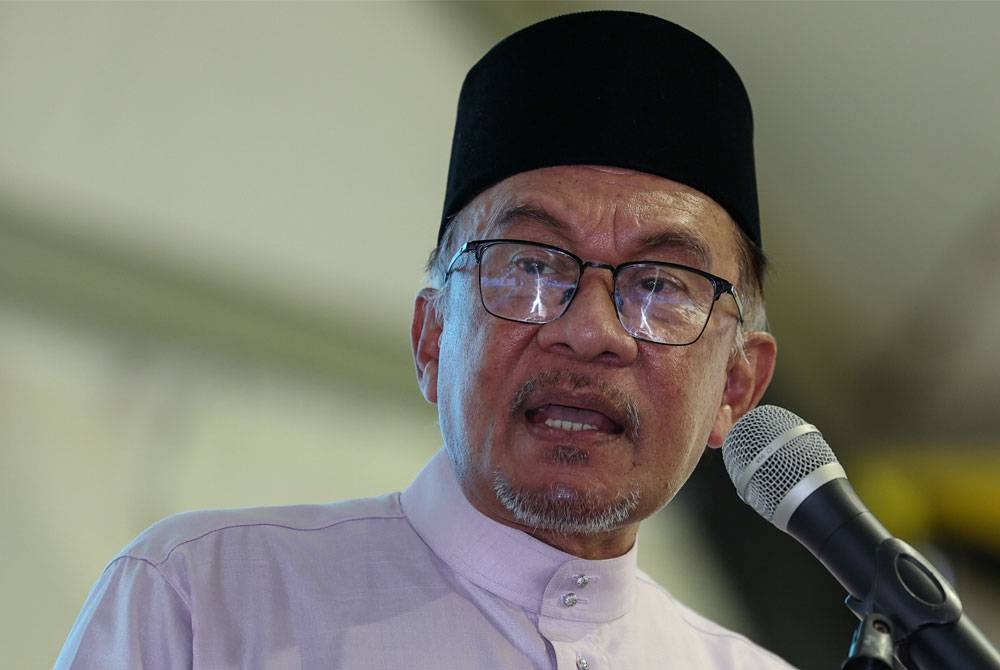 Anwar berucap pada Majlis Berbuka Puasa di Masjid Al-Ittihadiah Manjoi pada Isnin.- Foto: Bernama