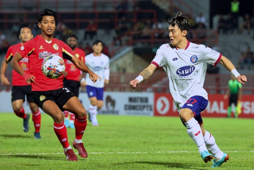 Pemain Negeri Sembilan, Zainal Abidin Jamil (kiri) mengawal bola dari pemain Sabah, Kwang Min-ko pada perlawanan Liga Super di Stadium Tuanku Abdul Rahman Paroi malam ini. - Foto Bernama