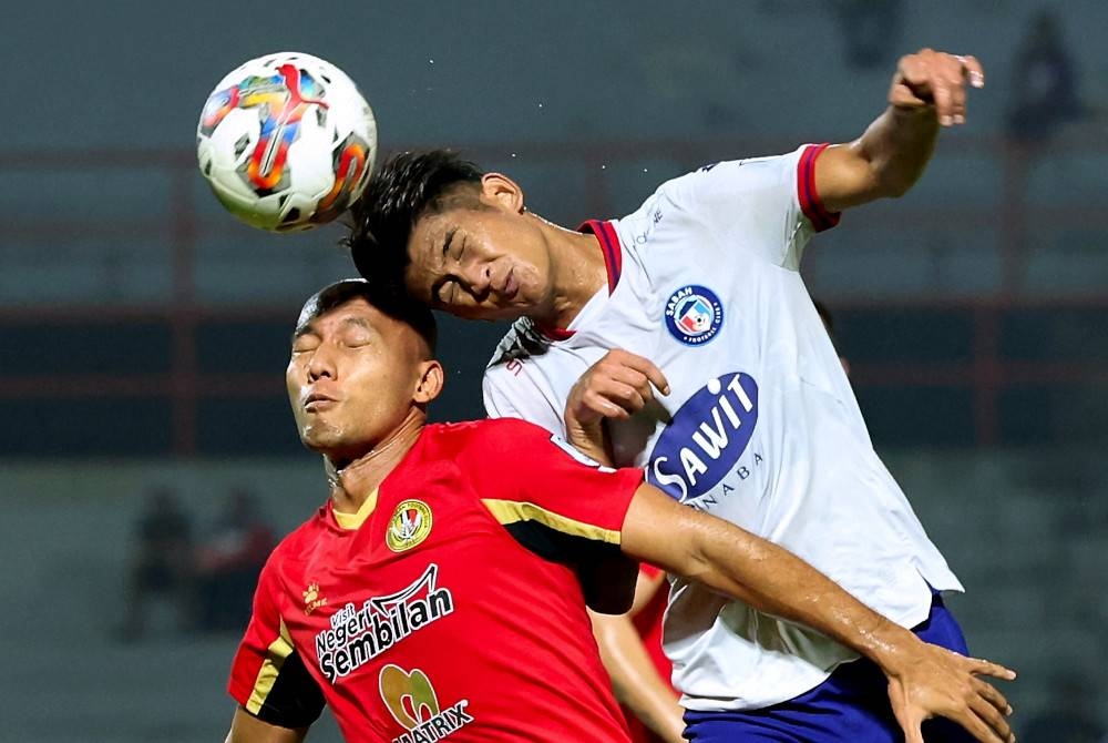 Pemain Negeri Sembilan, Mahali Jasuli (kiri) berebut bola dengan pemain Sabah FC, KIrfan Zakaria pada perlawanan Liga Super di Stadium Tuanku Abdul Rahman Paroi malam ini. - Foto Bernama