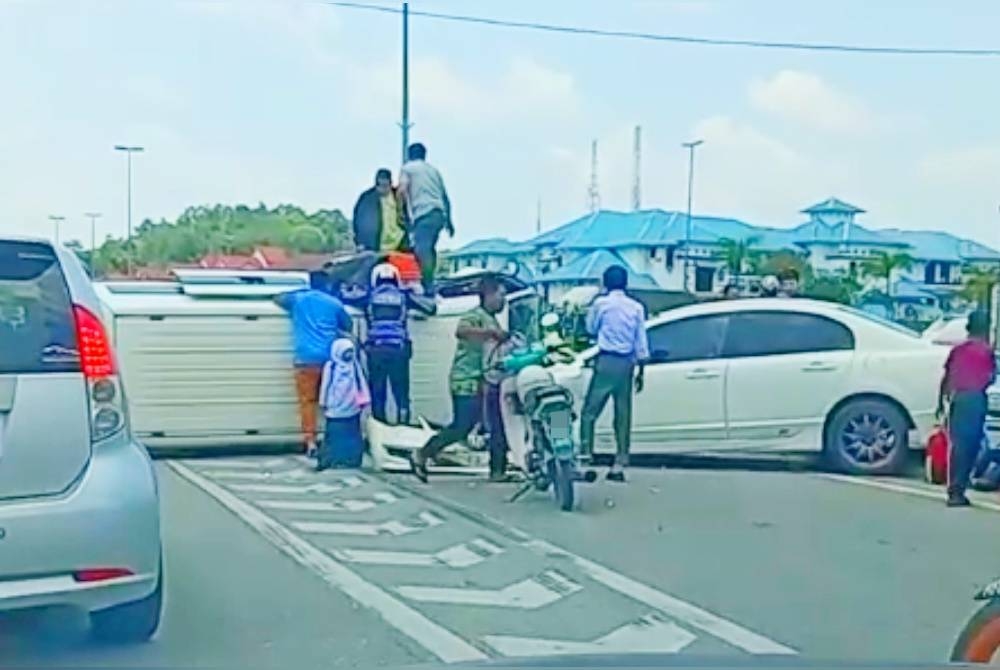 Tiga pelajar cedera parah selepas van sekolah yang dinaiki bersama 12 rakan terbalik dan terseret sejauh 19 meter dalam kemalangan di simpang tiga hadapan Ibu Pejabat Polis Daerah (IPD) Gua Musang pada Isnin.