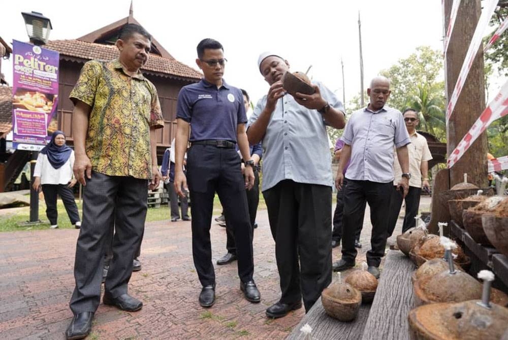 Ariffin (tiga dari kiri) meninjau persiapan Program Pelita Raya Terengganu 2023 (PELITER @KBT) yang akan berlangsung pada 14 hingga 18 April di Kampung Budaya Terengganu (KBT), Muzium Negeri di Losong.