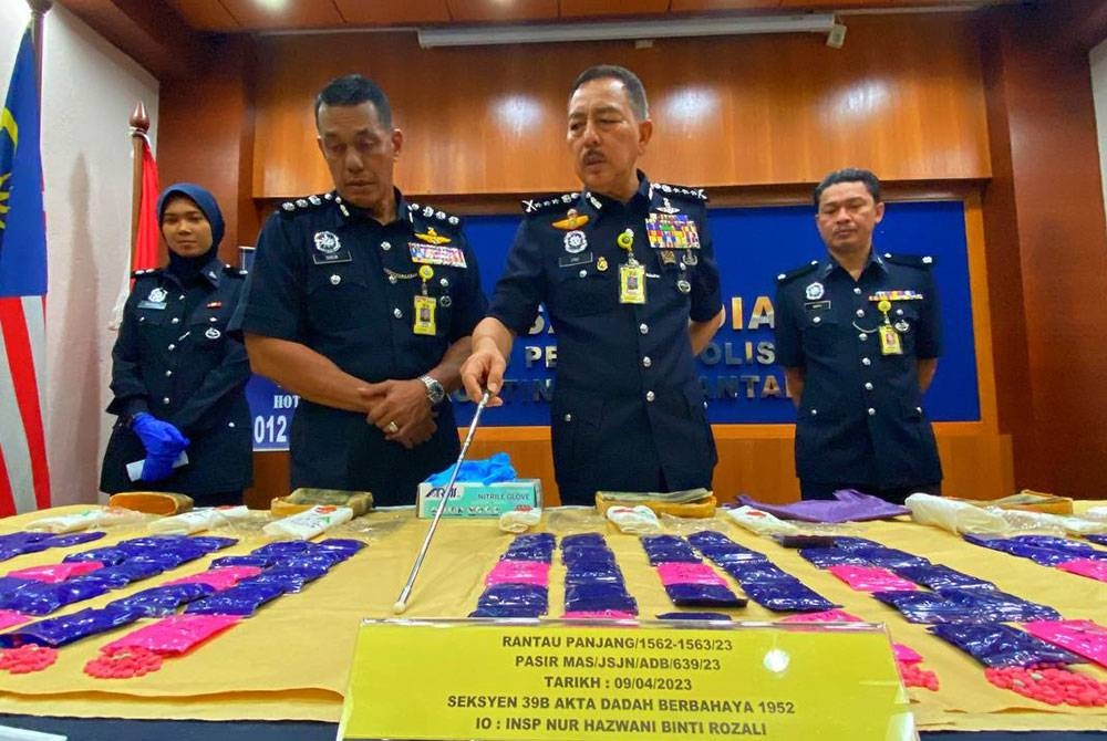 Muhamad Zaki (dua,kanan) menunjukkan pil yaba yang dirampas di Jalan Rantau Panjang, Pasir Mas pada Ahad.