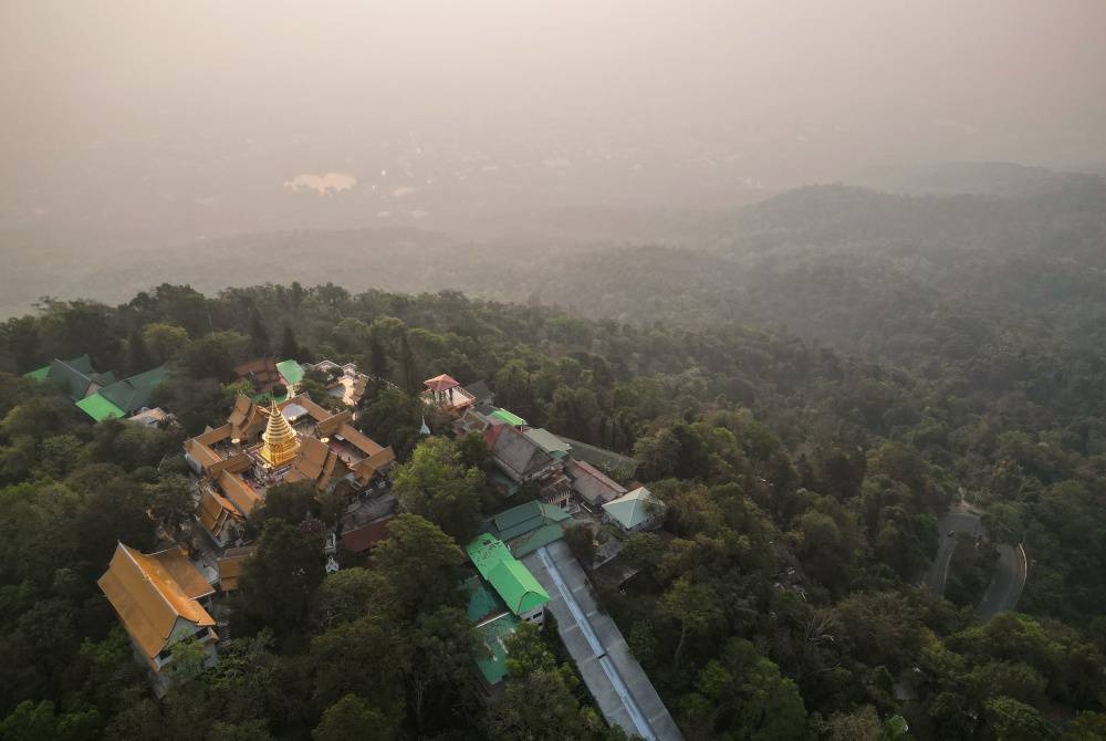 Gambar udara menunjukkan pencemaran udara yang melanda bandar Chiang Mai. - Foto AFP