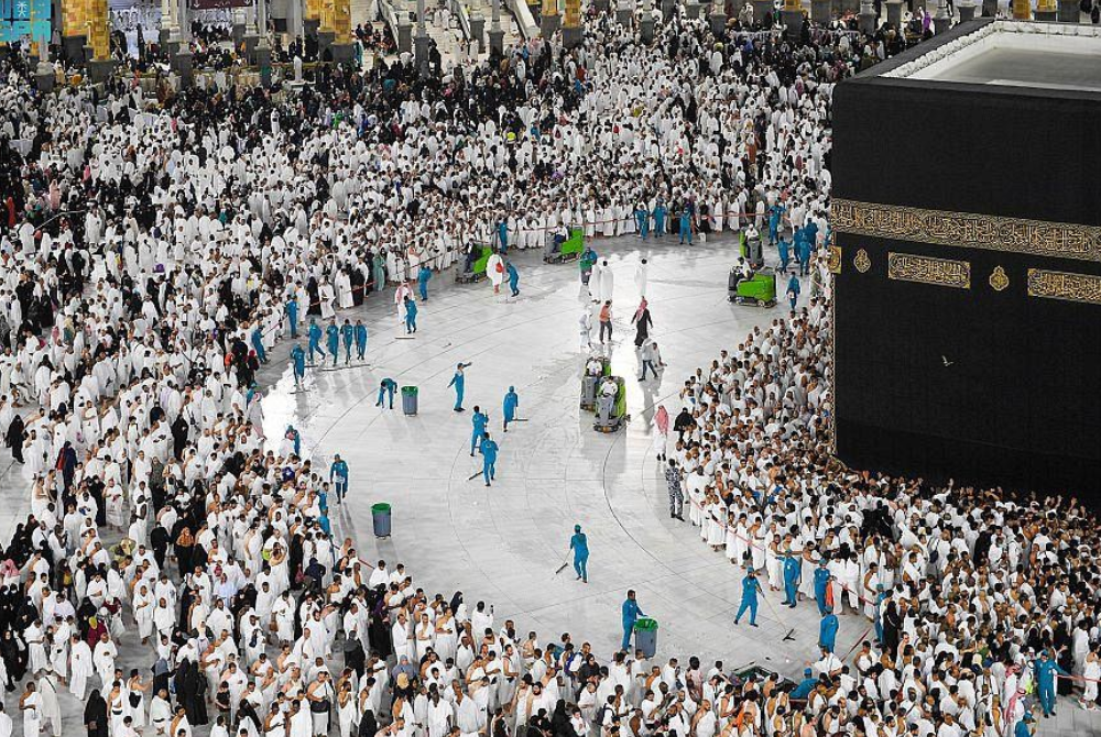 Operasi pembersihan dan pensterilan di Masjidil Haram melibatkan lebih 4,000 pekerja pembersihan sebanyak 10 kali setiap hari. - Foto SPA