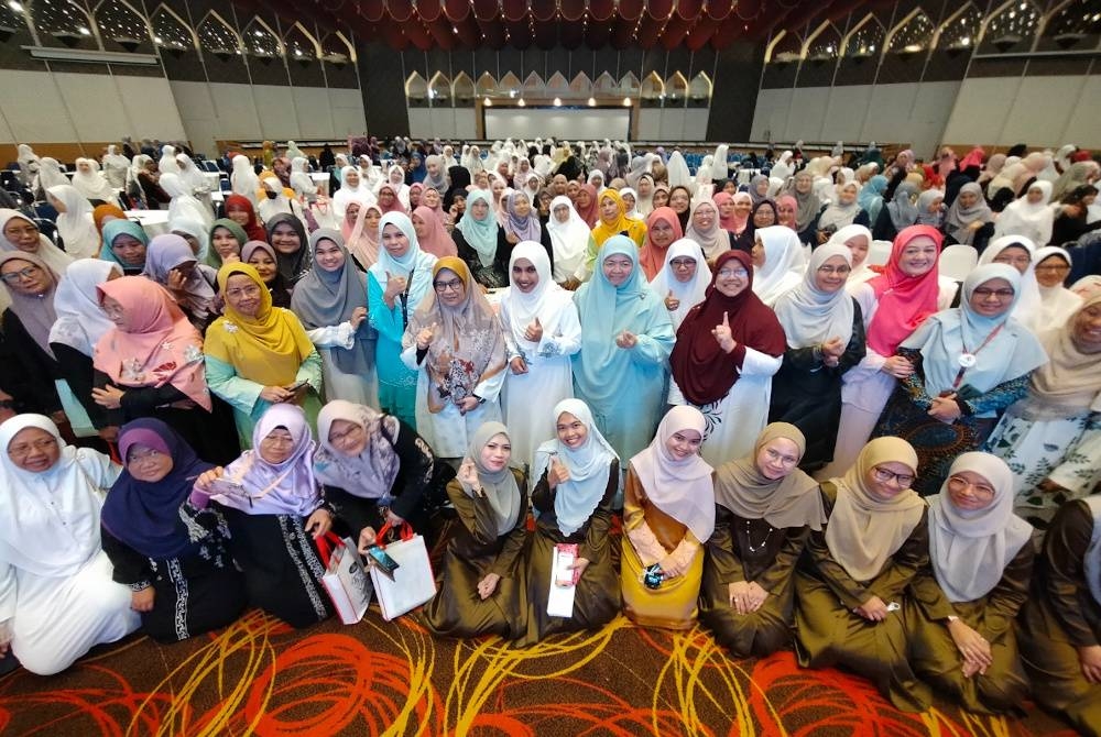 Masdiana (tengah) dan Dr Siti Mariah (enam dari kiri) bergambar bersama peserta majlis khatam al-Quran.