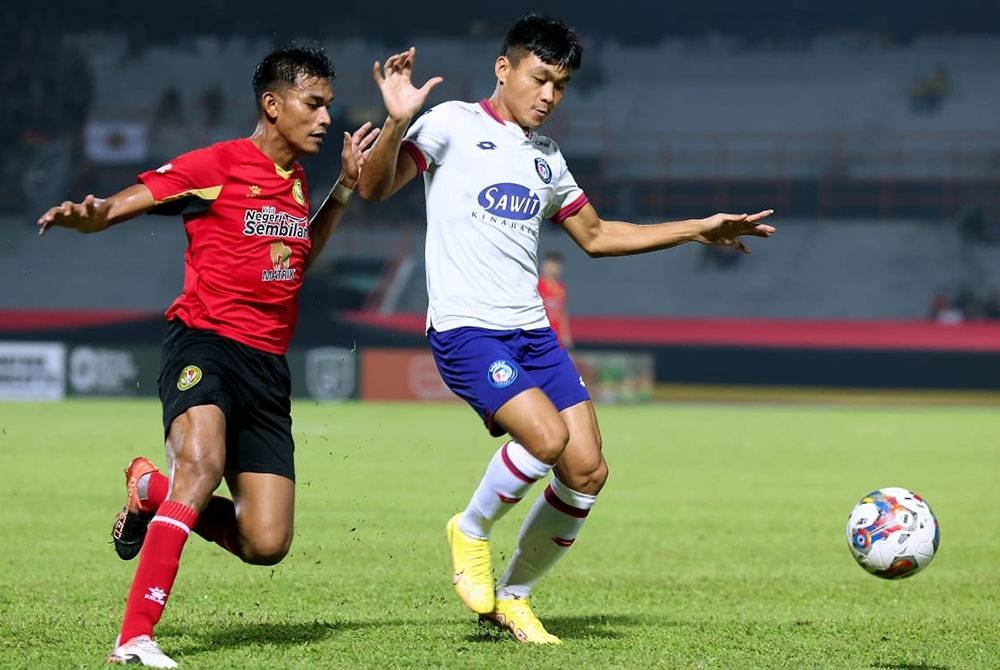 Pemain Negeri Sembilan, Che Rashid Halim (kiri) menggasak pemain Sabah, Rawilson Batul semasa aksi Liga Super di Stadium Tuanku Abdul Rahman Paroi, pada Isnin.