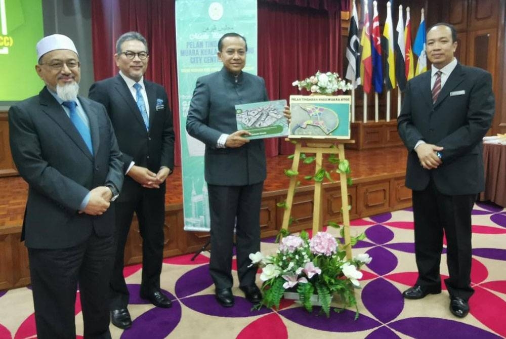 Ahmad Samsuri (dua dari kanan) ketika hadir Majlis Penyerahan Pelan Tindakan Khas Muara KTCC (Garis Panduan Reka Bentuk Bandar dan Landskap) di Wisma Darul Iman, di sini pada Selasa.